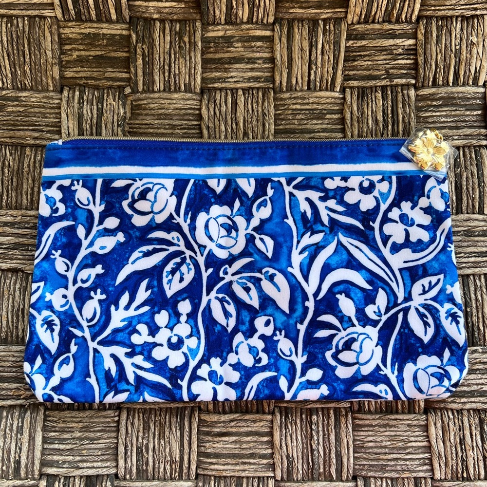 NEW 100% Polyster Estée Lauder Blue Floral Zip Pouch